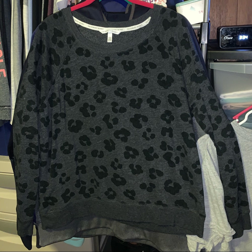 🍓Excellent condition Victoria’s Secret sweatshirt